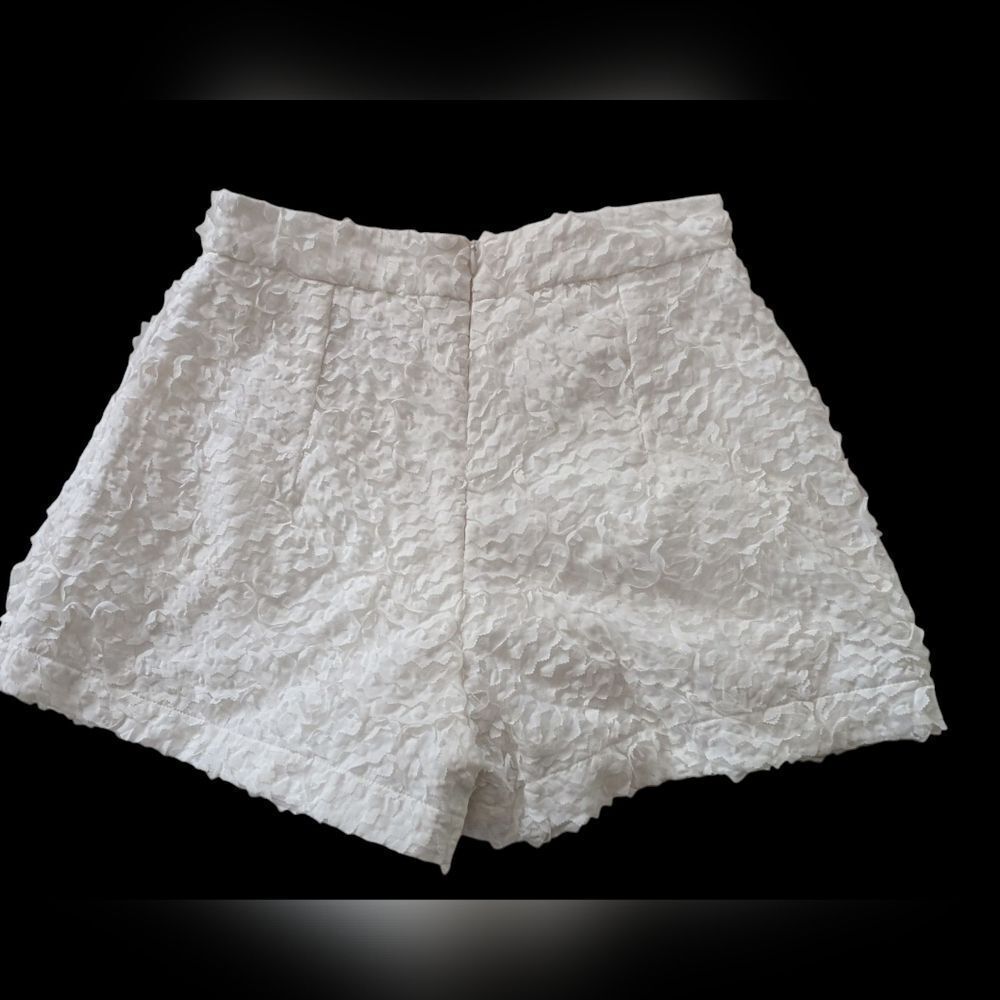 Chouchou White Floral 3D Petal Shorts Size Medium‎